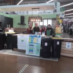 "Cette photo a été prise au magasin Bricomarché de Cosne-sur-Loire, montrant deux référentes du magasin et un couple de clients pendant la journée de la Terre."