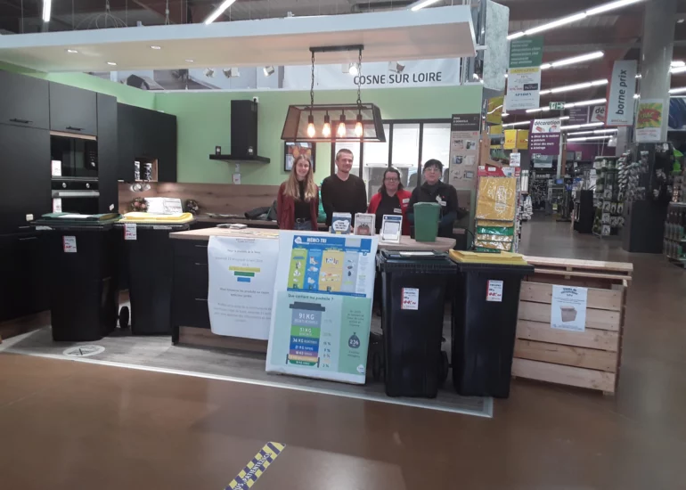 "Cette photo a été prise au magasin Bricomarché de Cosne-sur-Loire, montrant deux référentes du magasin et un couple de clients pendant la journée de la Terre."