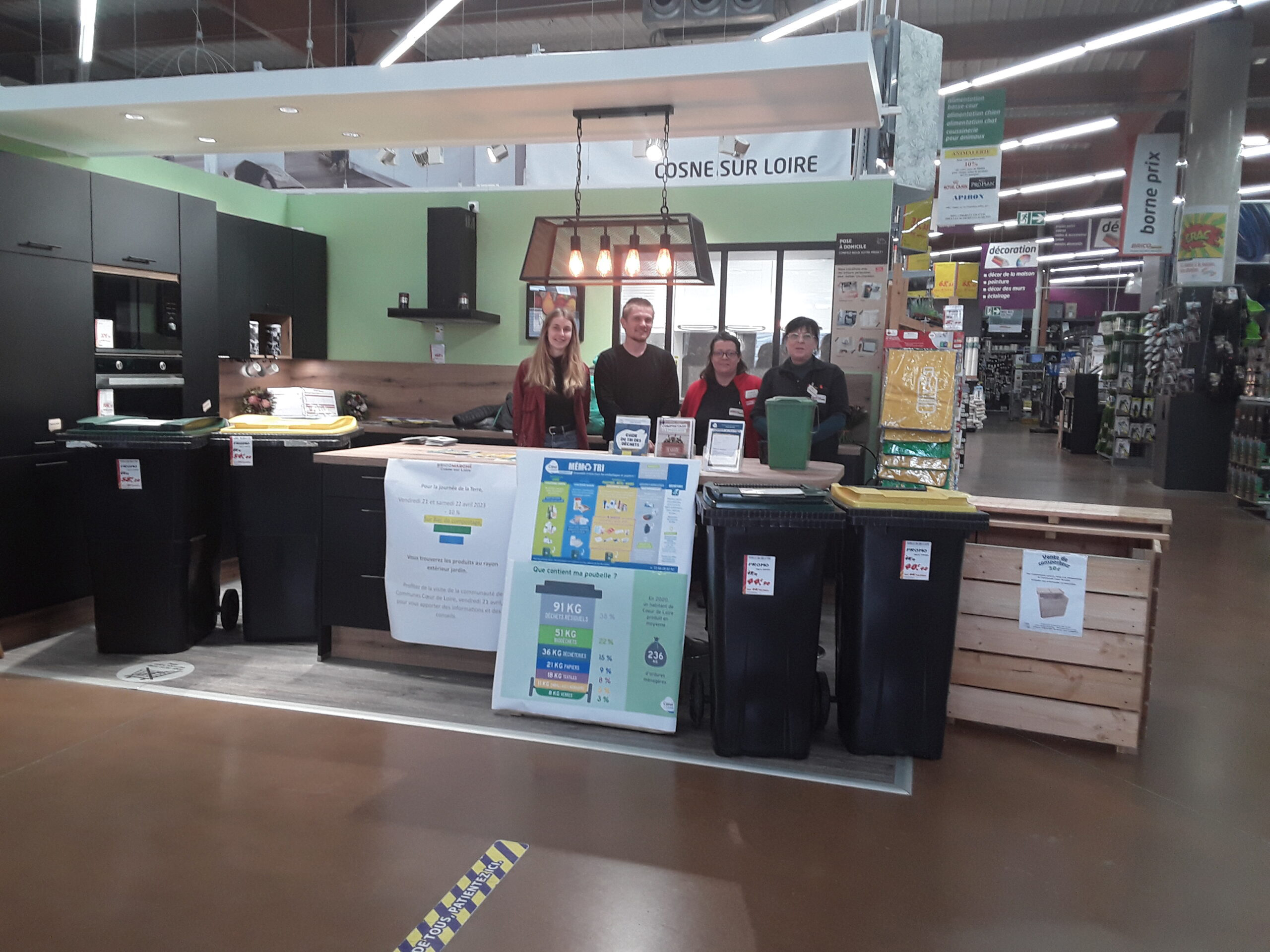 "Cette photo a été prise au magasin Bricomarché de Cosne-sur-Loire, montrant deux référentes du magasin et un couple de clients pendant la journée de la Terre."